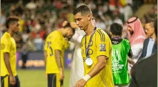 港媒：C罗直接把亚军奖牌送给球迷，赛后未接受采访