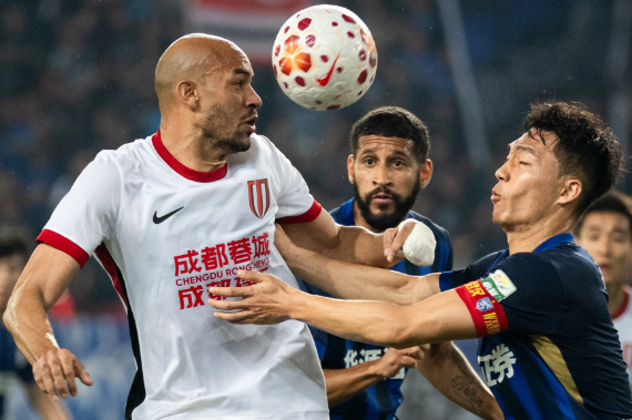 （体育）（3）足球——中超：武汉三镇对阵成都蓉城 XxjpseC000158_20260417_PEPFN0A001.JPG